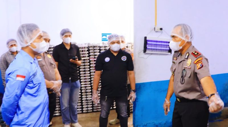 Wakapolres Rokan Hilir Kompol Lassarus Sinaga (kanan) saat meninjau tumpukan ompreng di Dapur SPPG Polres Rohil, Senin (12/10/2026). (Foto: Humas Polres Rohil)