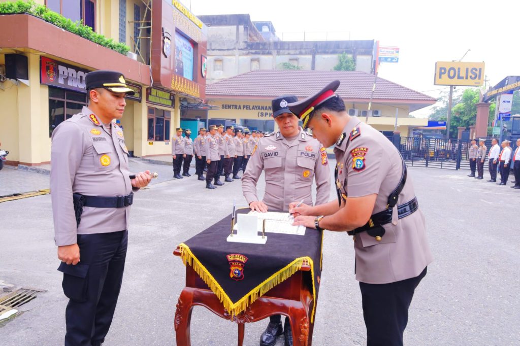 Upacara serah terima jabatan (sertijab) dipimpin langsung oleh Kapolresta Pekanbaru, Kombes Pol Muharman Arta, S.I.K., M.H., di halaman Mapolresta Pekanbaru, Rabu (14/10/2026) sore. (Foto: Humas Polresta Pekanbaru)