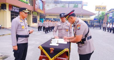 Upacara serah terima jabatan (sertijab) dipimpin langsung oleh Kapolresta Pekanbaru, Kombes Pol Muharman Arta, S.I.K., M.H., di halaman Mapolresta Pekanbaru, Rabu (14/10/2026) sore. (Foto: Humas Polresta Pekanbaru)