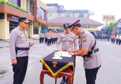 Upacara serah terima jabatan (sertijab) dipimpin langsung oleh Kapolresta Pekanbaru, Kombes Pol Muharman Arta, S.I.K., M.H., di halaman Mapolresta Pekanbaru, Rabu (14/10/2026) sore. (Foto: Humas Polresta Pekanbaru)