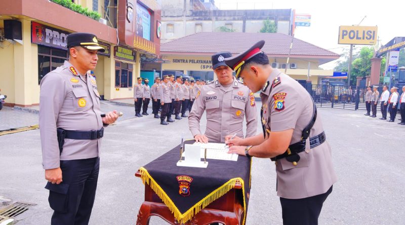 Upacara serah terima jabatan (sertijab) dipimpin langsung oleh Kapolresta Pekanbaru, Kombes Pol Muharman Arta, S.I.K., M.H., di halaman Mapolresta Pekanbaru, Rabu (14/10/2026) sore. (Foto: Humas Polresta Pekanbaru)